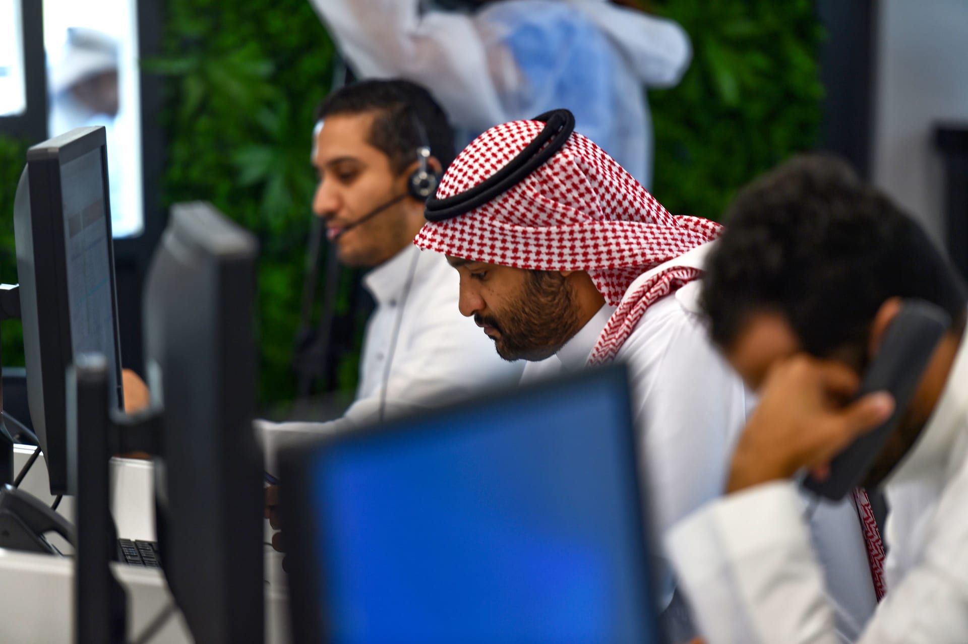 كم عدد ساعات العمل اليومية في القطاع الحكومي 1442 بالسعودية