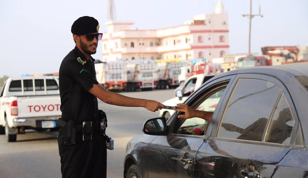 المرور السعودي يوضح إمكانية قيادة الزائرين سيارة برخصة قيادة دولية