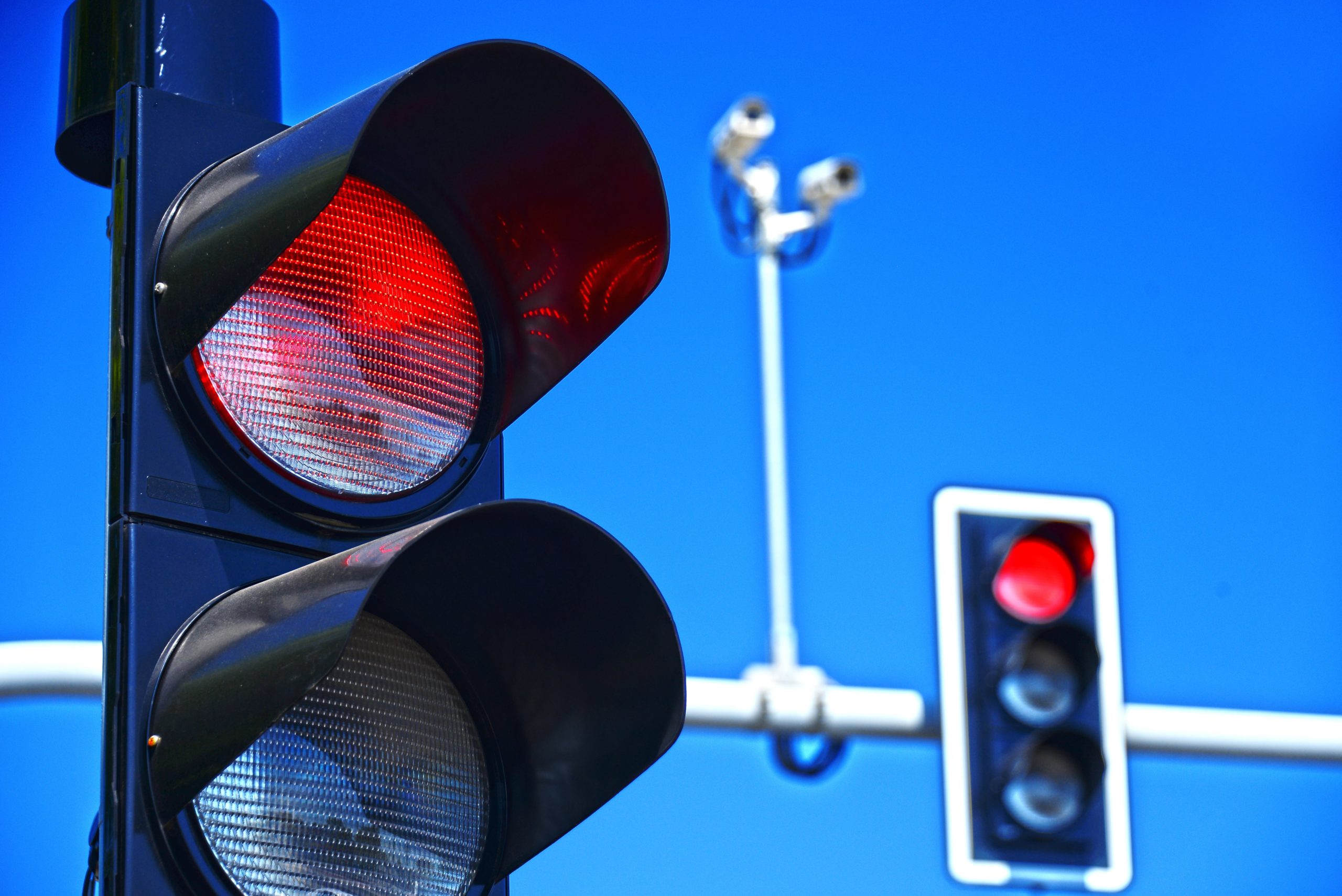 توضيح هام من المرور بشأن عقوبة مخالفة قطع الإشارة الحمراء
