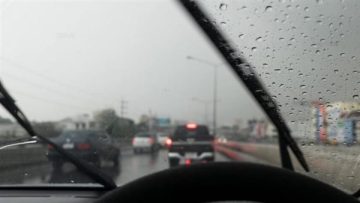 المرور توجه 4 إرشادات لقيادة المركبات أثناء هطول الأمطار