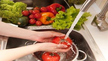 حافظ على صحتك.. استشاري التغذية يوضح أفضل طريقة لقتل البكتيريا في الخضروات