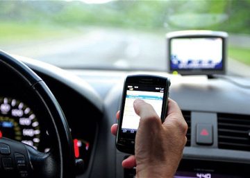 المرور توضح عقوبة استخدام الهاتف أثناء قيادة المركبة