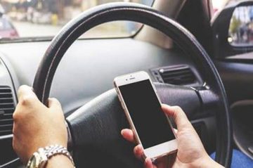المرور تكشف عقوبة مخالفة استخدام الهاتف أثناء القيادة