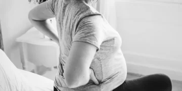 أفضل علاج لآلام الظهر للمرأة خلال فترة الحمل.. استشارية توضح