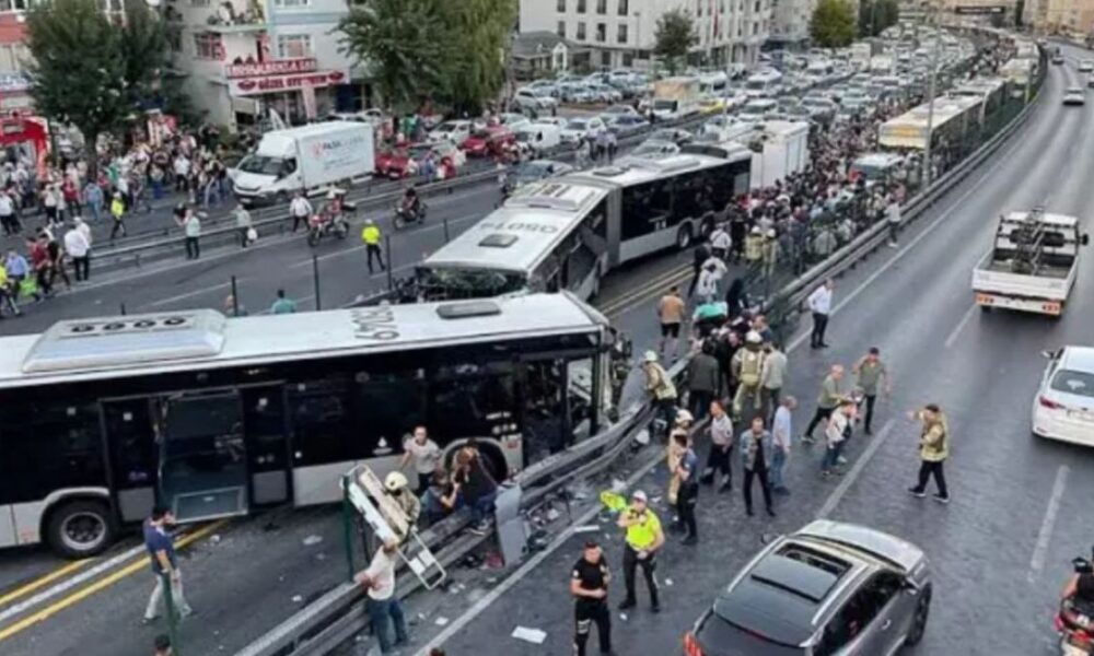 وفاة شخص وإصابة 38 اثنان منهم في حالة خطيرة، جراء حادث تصادم حافلتي مترو بوس (صور)