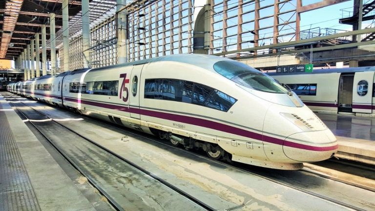 قطار Shanghai Maglev أسرع قطار في العالم