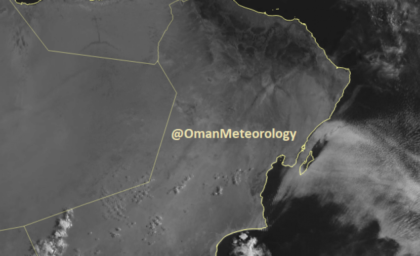 أمطار متفرقة على ظفار وتدفق السحب على بحر العرب