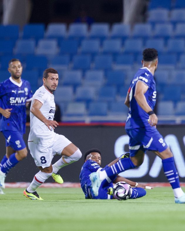 الهلال ينجو من فخ ضمك بثلاثية لهدفين