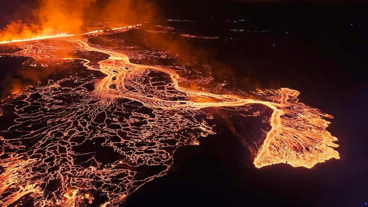 بالصور: حبس أنفاس السياح وجذبهم لرؤيته.. بركان أيسلندا يفيض بنهر من الحمم