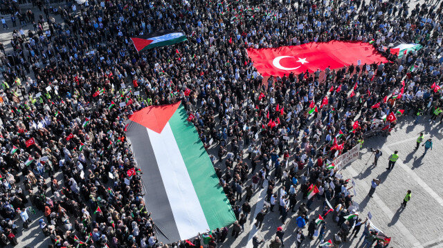 “دمك لن يبقى على الأرض”.. رفع صور كبيرة لإسماعيل هنية في إسطنبول