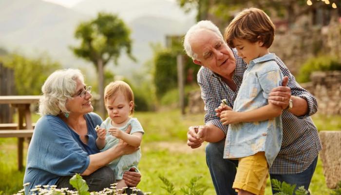 كبار السن على خطى الأطفال.. 6 أسباب خفية لسلوكيات غير منطقية