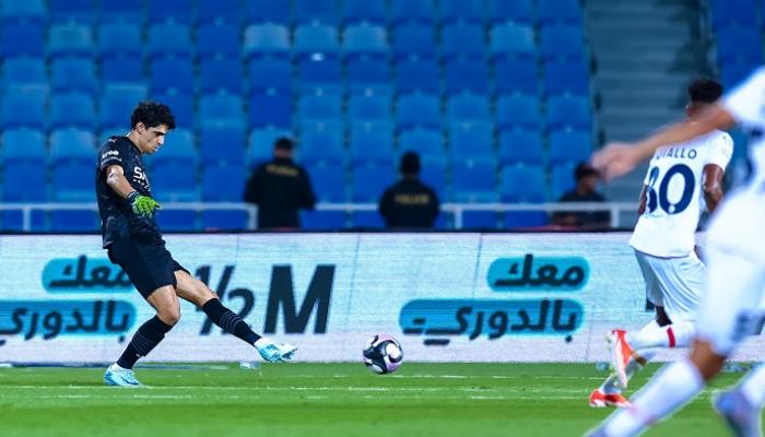 مباراة الهلال ضد ضمك.. أهداف غريبة تصيب شباك ياسين بونو (فيديو)