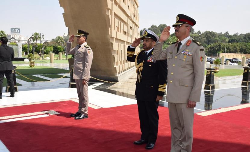 بالصور.. رئيس أركان قوات السلطان المسلحة يبدأ زيارة إلى مصر