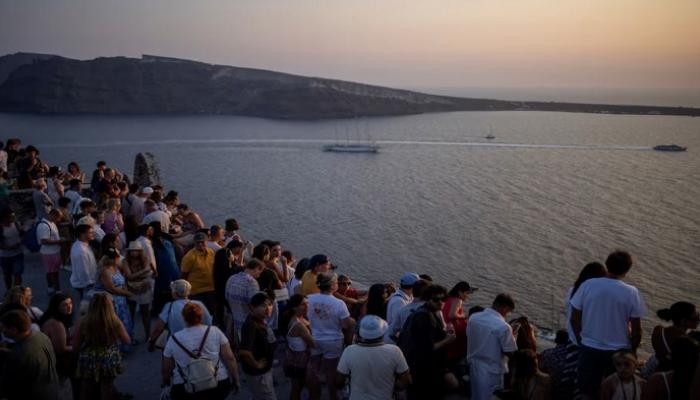 اليونان تتحوط من السياحة المفرطة.. 20 يورو رسوماً على الرحلات البحرية إلى جزر شهيرة