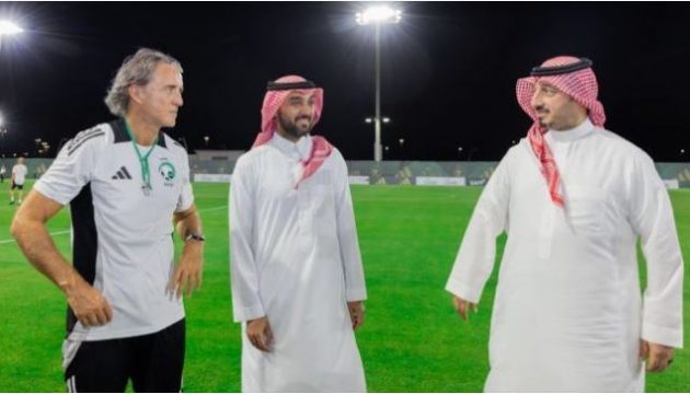 وزير الرياضة يساند المنتخب السعودي قبل مواجهة إندونيسيا