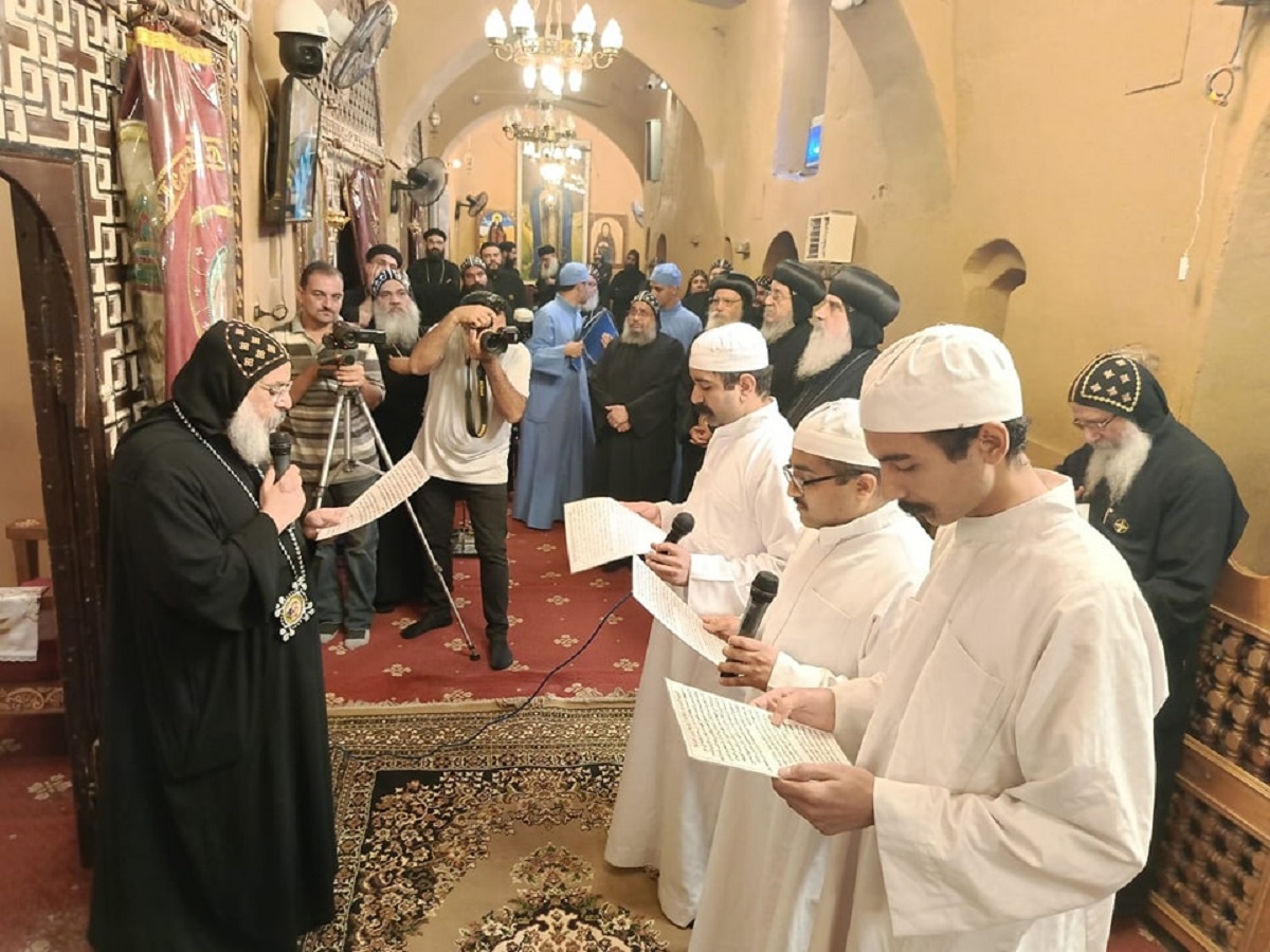 بالصور دير الأنبا باخوميوس الشايب بالأقصر يعلن رسامة رهبان جدد بيد الأنبا أقلاديوس