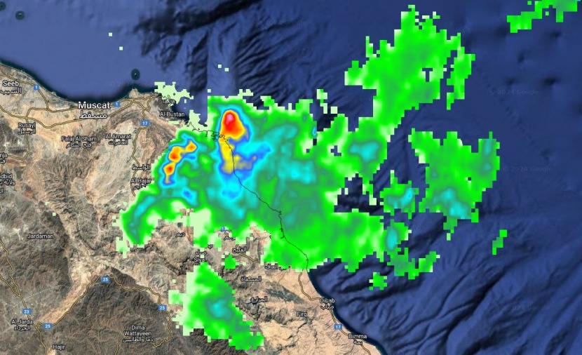 أمطار غزيرة على قريات والعامرات.. وفرص قوية لعموم مسقط