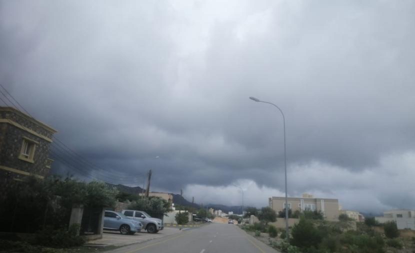 بالفيديو..  سحب ركامية على جبال الحجر .. وأمطار غزيرة على الجبل الأخضر