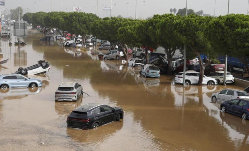 بحث دؤوب عن ناجين بعد فيضانات عارمة في إسبانيا