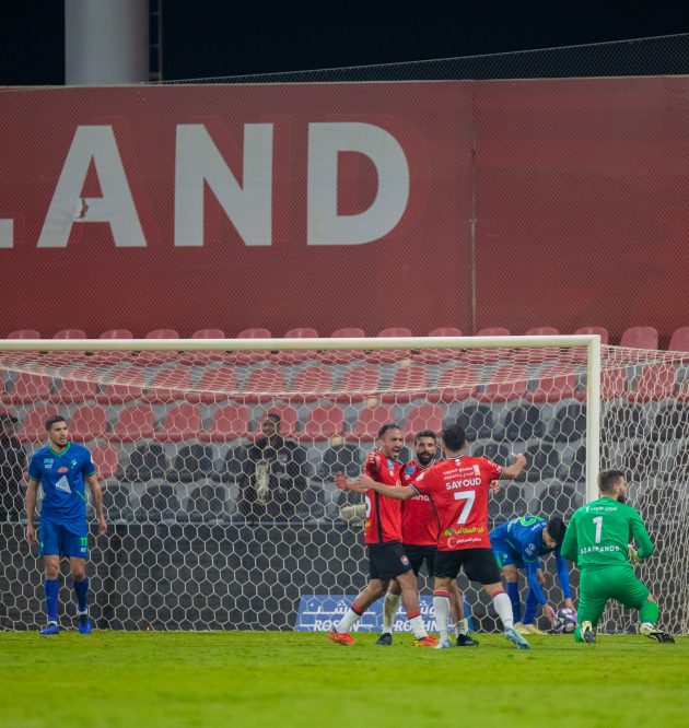 دوري روشن: الاهداف العكسية تمنح الرائد فوزاً هاماً على الفتح بهدفين لهدف