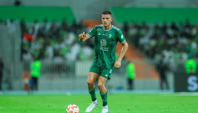 ديميرال لاعب الأهلي يمنح منتخب تركيا للناشئين هواتف هدية