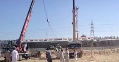 رفع عربات قطار مطروح بعد خروجها عن القضبان.. صور
