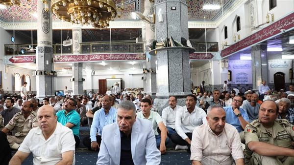 محافظ أسوان يؤدى صلاة الجمعة بمسجد أبوشوك
