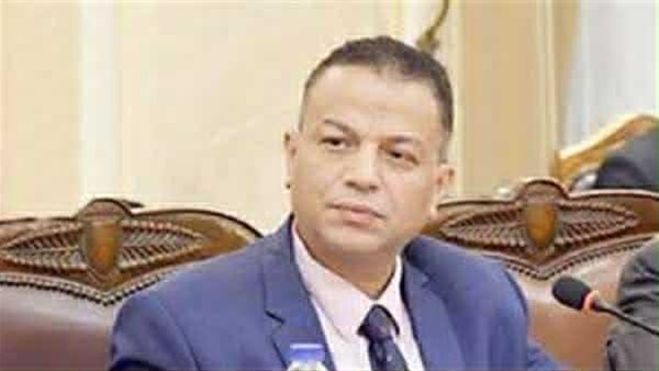 بكالوريا أم ثانوية عامة؟.. خبير تربوي يحسم الجدل

  السبت 30/08/2025 07:15 م
 في وقتٍ تتزايد فيه حيرة آلاف الأسر بين نظام البكالوريا والثانوية العامة، خرج الدكتور محمد كمال، أستاذ القيم والأخلاق بجامعة القاهرة والخبير التربوي، ليقدّم ما وصفه بـ"كلمتين في دقيقتين" تحدد الطريق الأنسب لكل طالب، بعيدًا عن الصورة النمطية التي تجعل كل ابن "مجدي يعقوب أو أحمد زويل" في نظر أسرته. وقال