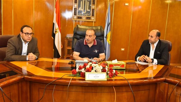 محافظ أسيوط يبحث مع أصحاب شركات الإعلانات تطوير المنظومة