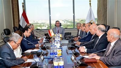 وزير التموين يجتمع مع قيادات الشركة القابضة والشركات التابعة لمتابعة توافر السلع وضبط الأسواق