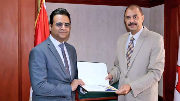 بالصور..محافظ سوهاج يُكرّم وكيل الصحة وعدد من مسئولي الإدارات والوحدات الصحية