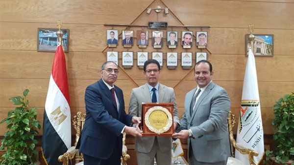 رئيس جامعة بنها يبحث مع “وادي النيل” عقبات تنفيذ المستشفى الجامعي الجديد