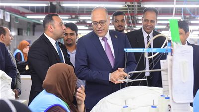 يعمل فيها 2000 عامل.. وزير العمل يفتتح صالة الإنتاج الجديدة بشركة جولدن ستارز للملابس الجاهزة بالمحمودية