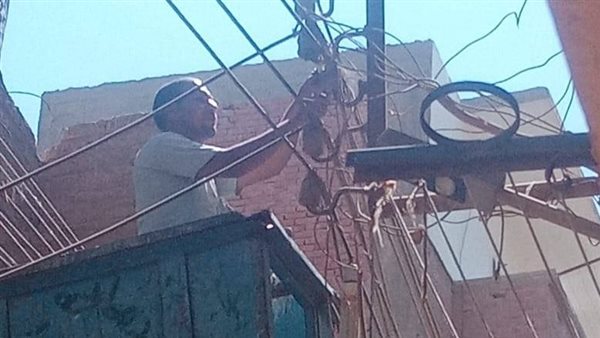 صيانة وتركيب كشافات إنارة بشوارع وميادين مدينة منفلوط