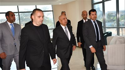 وزير الرياضة يصطحب رئيس الأكاديمية العربية في جولة بنادي النادي بالعاصمة الإدارية