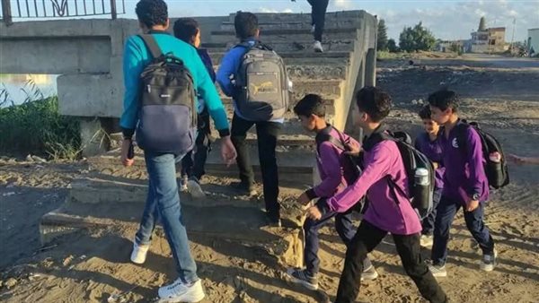 التلاميذ في خطر.. أهالي بورسعيد يستغيثون لإصلاح كوبري كربة عايد