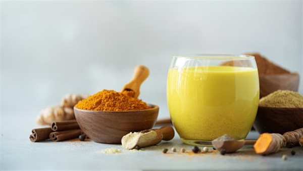 لماذا ينصح الأطباء بتناول حليب الكركم ليلا؟ «أسرار المشروب الذهبي»