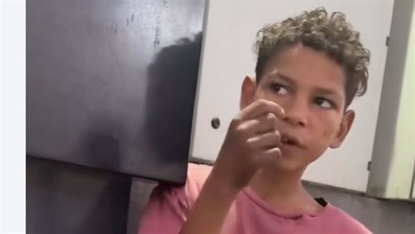 خطف التريند.. قصة “علي” عبقري الرياضيات وبيمسح عربيات ليساعد أسرته
