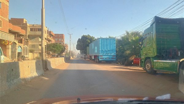 طريق المدخل مغلقة وأزمات المرور تتكرر أسبوعيًا