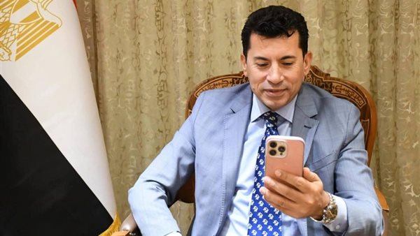 قبل موقعة الحسم أمام بوركينا فاسو.. وزير الرياضة يطمئن على بعثة المنتخب