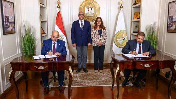 وزيرة التنمية المحلية ومحافظ القليوبية يشهدان توقيع عقد جديد مع “نهضة مصر”