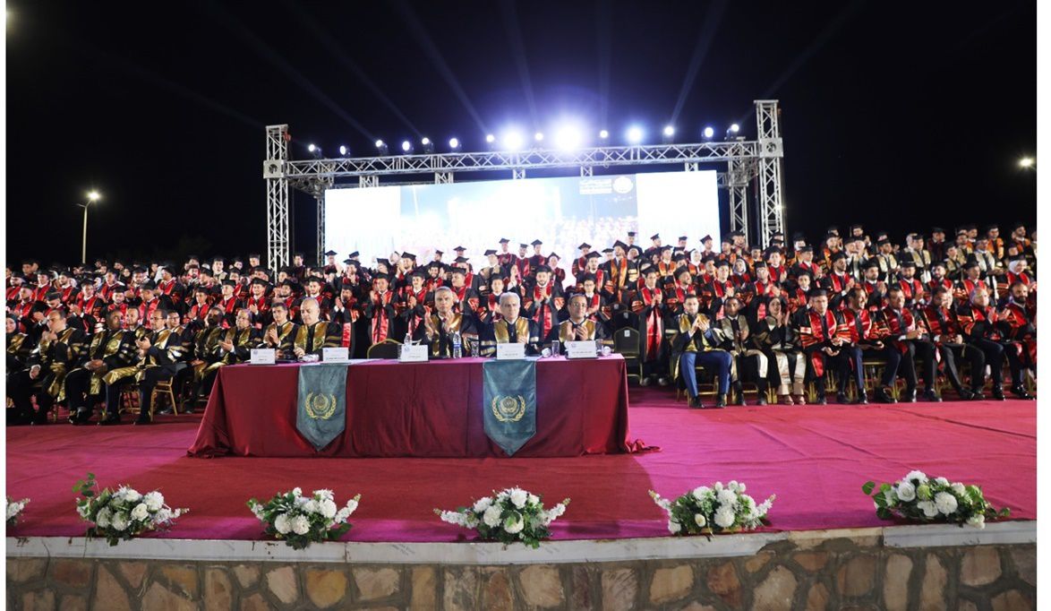 محافظ أسوان يشارك خريجي الأكاديمية العربية فرحة التخرج ويهنئ الـ 348 طالب وطالبة