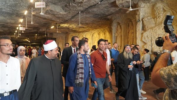 بالصور.. نائب محافظ سوهاج يرافق 300 شاب وفتاة في زيارة لأعرق الأديرة القبطية بالسوجاق