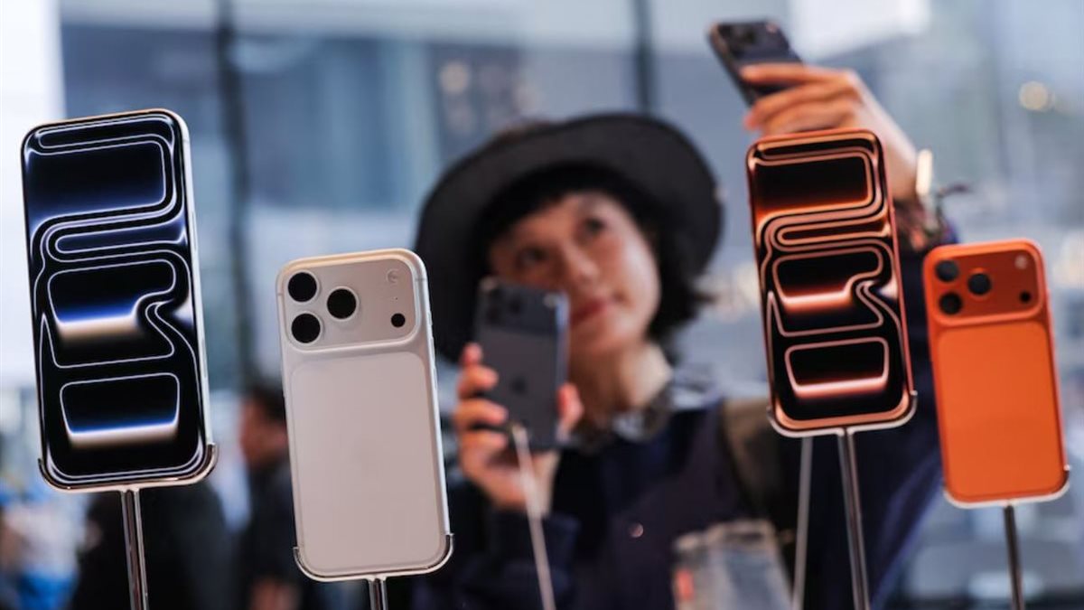 مئات العملاء يتدافعون على متجر آبل لشراء آيفون 17 بعد طرحه للبيع