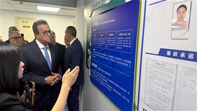 وزير الصحة يلتقي ممثلي مركز «نينغبو» للباثولوجيا الإكلينيكية التشخيصي بالصين ويجري جولة تفقدية بالمركز