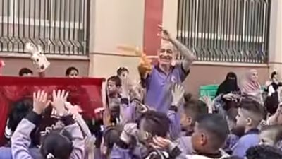 المدير المرح رزق.. يرتدي زي المدرسة ويرقص مع الأراجوز في أول يوم دراسة