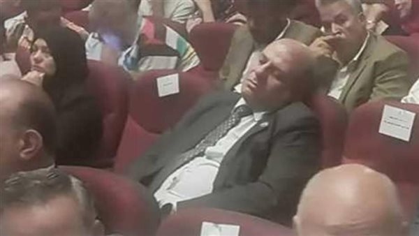 بعد ظهوره نائمًا.. أول تعليق لوكيل وزارة التعليم في قنا