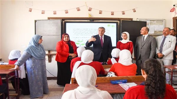 الطالبات يشرحن لزملائهن.. أول تطبيق للتعليم التبادلي بمدارس الإسكندرية