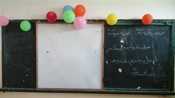 الفصل يتزين لاستقبال أحبائي.. معلمة تفاجئ طلابها ببلالين وشيكولاته بالأسبوع الأول للدراسة