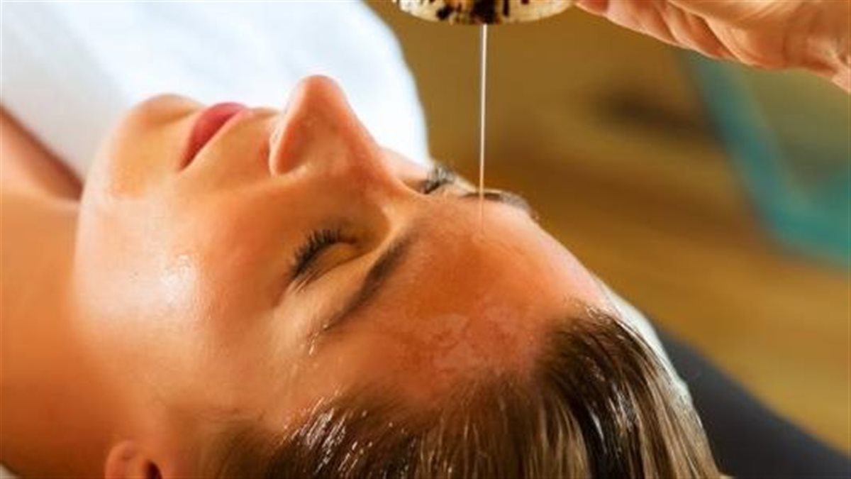 ودعي التساقط في 3 أسابيع.. طريقة تحضير سيروم الروزماري في المنزل